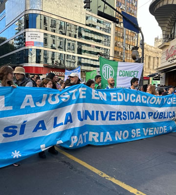 Histórica marcha en Defensa de la educación pública y la democracia