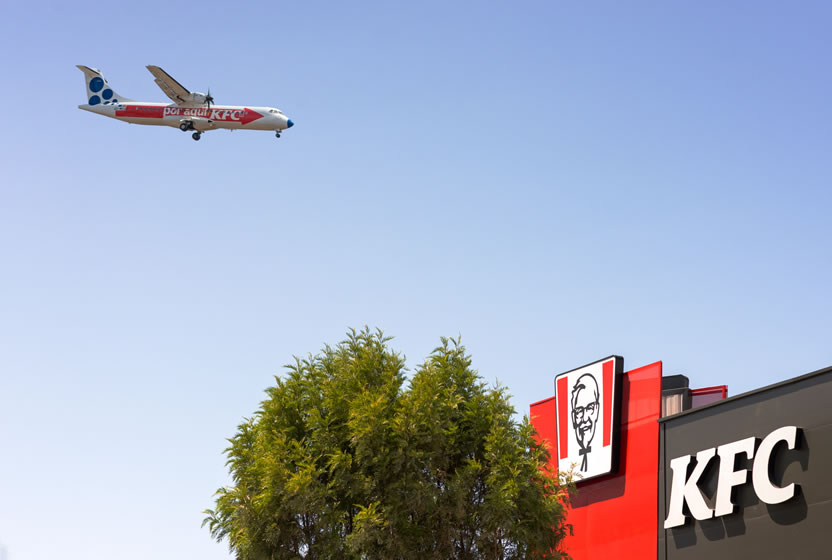 PS21 convierte un avión en la señal aérea del nuevo KFC en Tenerife 