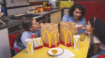 McDonalds y DDB Colombia emocionan con los empaques en Say it with McDonalds