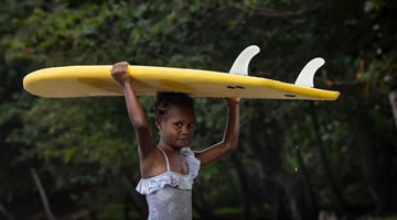 Coming Soon, Betclic y Shutterstock lanzan el primer archivo de mujeres surfistas negras