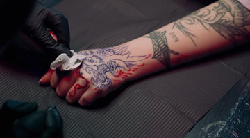 Ö61 y The Juju borran tatuajes a famosos
