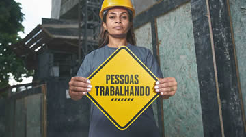 Publicis Brasil propuso el Día de la Mujer sustituir las señales de Hombres trabajando