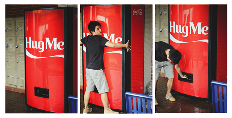 Coca Cola cambia el dinero por abrazos