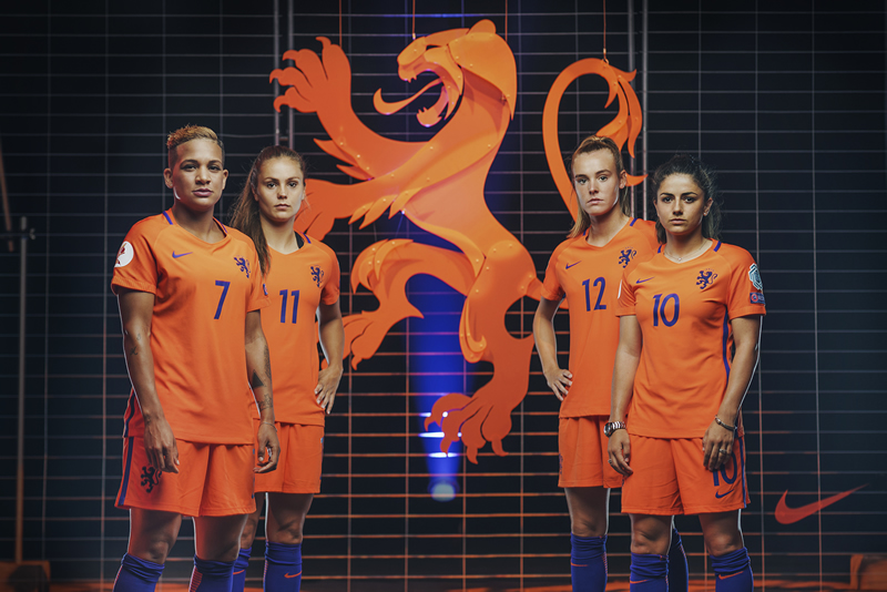 Junto a Nike y W+K, el equipo femenino de fútbol de Holanda lleva su leona en el pecho