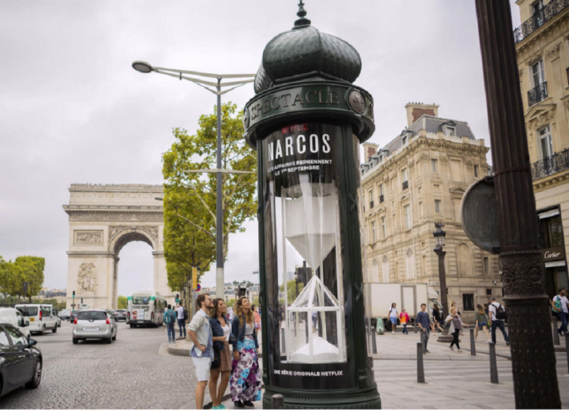 Con un reloj de cocaína, Narcos presentó su 3era temporada por Netflix en Francia
