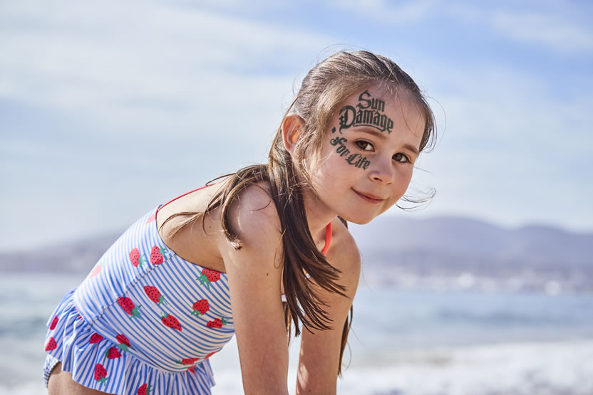 Niños tatuados destacan los peligros de la exposición al sol