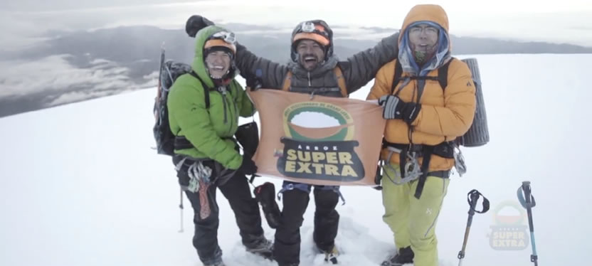 Agencia RE escala la cima del Chimborazo para Arroz Super Extra