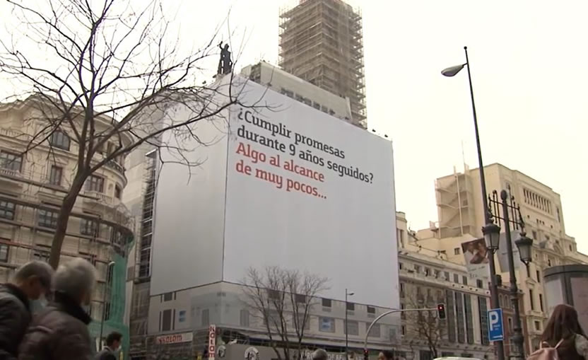 Bankinter destaca el compromiso con sus clientes con una anuncio en pleno centro de Madrid