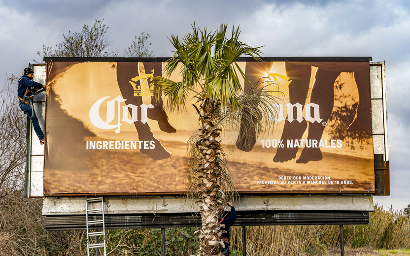 Corona adapta sus anuncios en vía pública respetando la naturaleza 