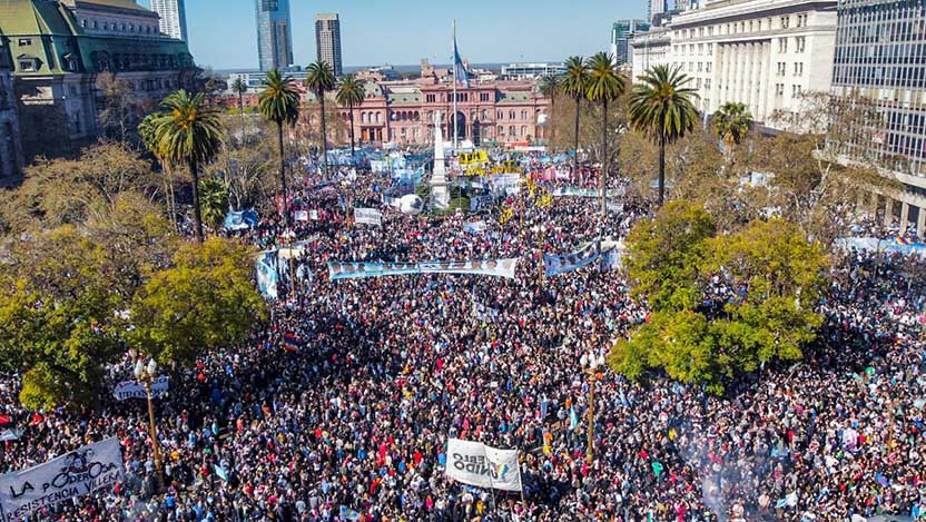 Masivas manifestaciones en Argentina en apoyo a la democracia y en repudio al intento de magnicidio a la vicepresidenta Cristina Fernandez de Kirchner