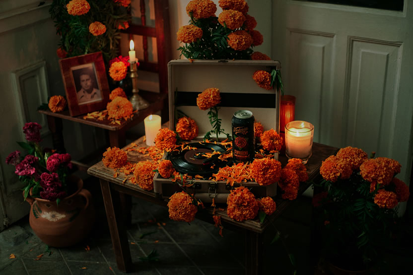 Victoria & Ogilvy conmemoran el Día de Muertos con ofrendas de Cempasúchil
