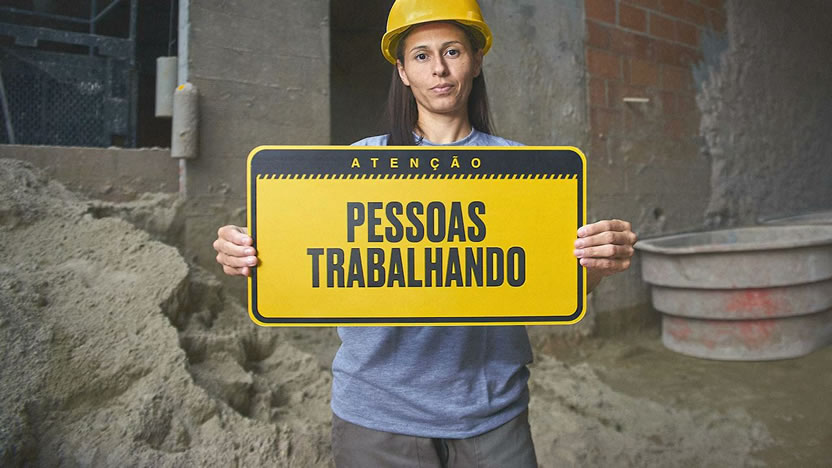 Publicis Brasil propuso el Día de la Mujer sustituir las señales de Hombres trabajando