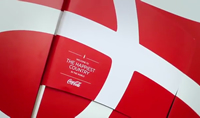Coca Cola y McCann Copenhague reparten banderas felices