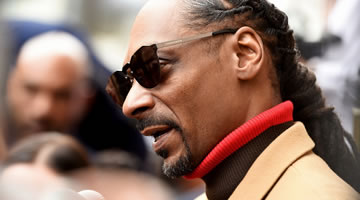 Snoop Dogg recibe su estrella en el Paseo de la Fama con Hawkers