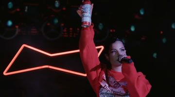 Budweiser anuncia alianza con la cantante Halsey