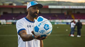 BlueCross BlueShield creó un balón de fútbol para que los hombres hablen sobre sus bolas