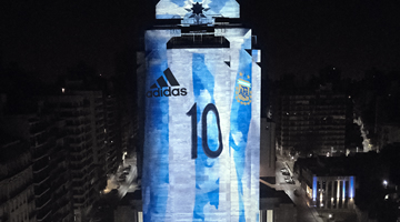Adidas y Messi iluminan a Rosario