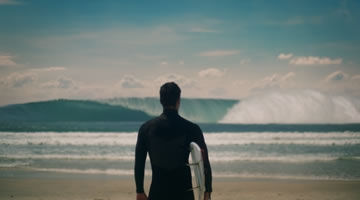 Bradesco une al surfista Gabriel Medina con el dios Poseidón en busca la ola perfecta