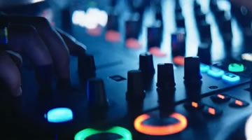 LewLara y un DJ hacen sonidos con Nissan