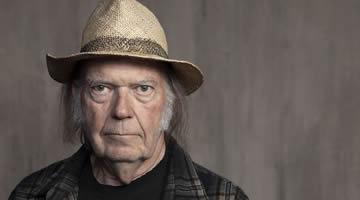 Neil Young debate sobre fake news de Spotify