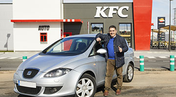 KFC regala un coche al propietario del vehículo que ardió frente al nuevo restaurante de Toledo