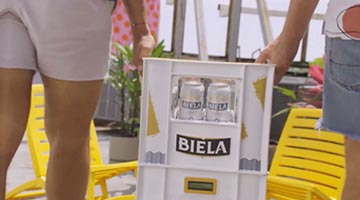 La cooler chancleta Biela: una nueva forma de refrescar la amistad y las Bielas