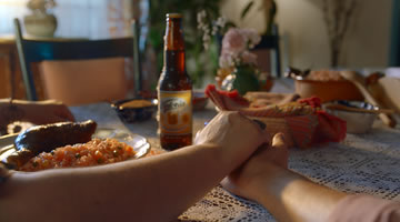 Cerveza Victoria y Ogilvy México celebran que el amor de mamá está en sus manos