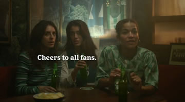 En su lucha contra los prejuicios de género las fans del fútbol brindan con Heineken