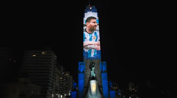 Adidas realizó un homenaje a Messi en el Monumento a la Bandera de Rosario
