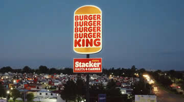 Burger King bajo una idea de We Believers altera su logo para promocionar la Stacker