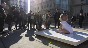 LOLA MullenLowe hace llorar a un bebé en las calles de Madrid para teta & teta