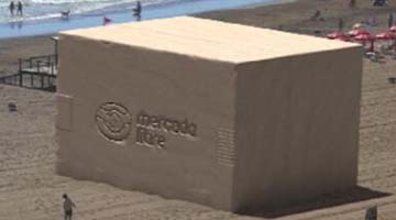 Mercado Libre lleva una caja gigante a las playas de Mar del Plata