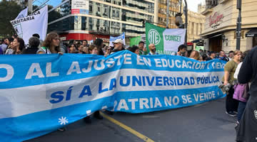 Histórica marcha en Defensa de la educación pública y la democracia